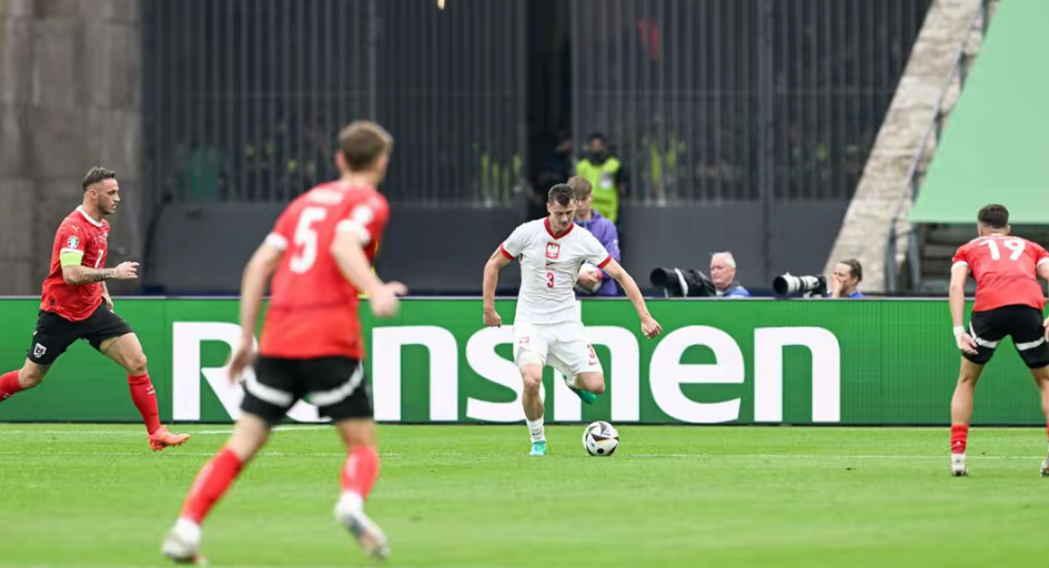 足球直播-乌克兰队客场球衣